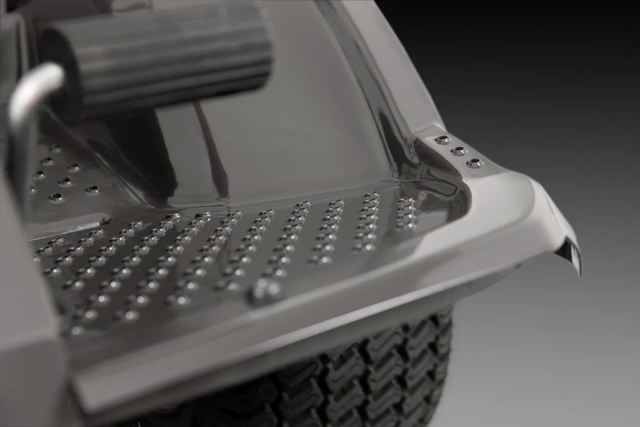 The X series facelift features several improvements, like an upgraded PTO belt system, a hardwearing foot plate made of corrugated steel sheet and a more compliant and robust pedal system.