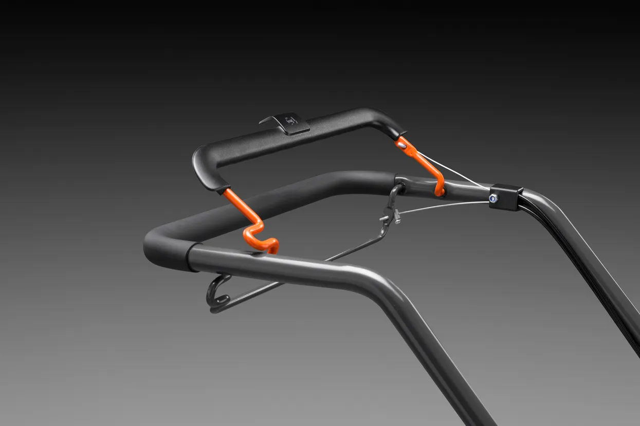 Ergonomski kot ročaja skupaj s preprosto dostopnimi ročicami zavore zagotavlja preprosto upravljanje.