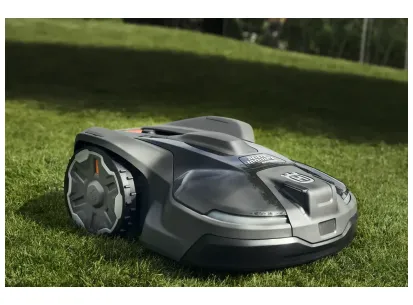 Automower® 450X NERA in Husqvarna EPOS™ Plug-in ter referenčna postaja slika