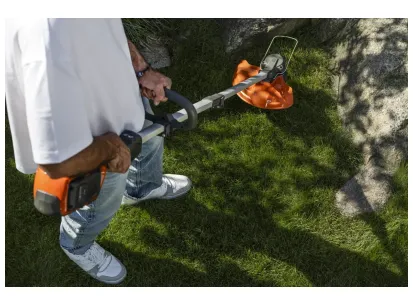 HUSQVARNA 215iL z akumulatorjem in polnilnikom slika