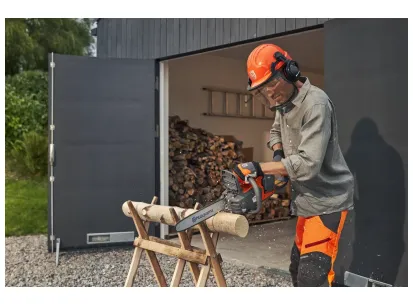 Husqvarna 225i akumulatorska verižna žaga brez akumulatorja in polnilnika slika