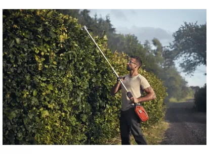 HUSQVARNA 325iLK z nastavkom za rezanje/brez akumulatorja in polnilnika slika