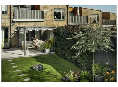 Husqvarna Automower® 305E NERA z brezžično tehnologijo slika